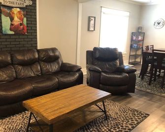 Harrison House; Litchfield, IL; Pets welcome - Litchfield - Huiskamer