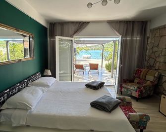 Toma - house by the sea - Tisno - Habitación