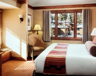 Escape to a lakeside hideaway surrounded by the the Sierra Nevada mountains. - Incline Village - Bedroom