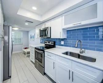 Fully renovated, clean 2-BR beachfront rental perfect for families and couples. - Belleair Bluffs - Cocina