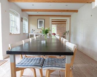 Mellem-rummet Guesthouse - Samsø - Dining room