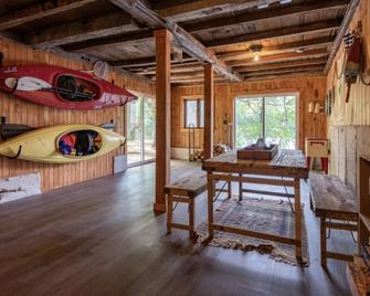 A Cozy Getaway - Waterfront, Fire Pit, Knotty Pine, Kayaks - Turner