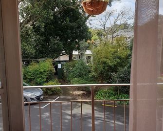 Cute comfortable, quiet studio 11 with Carpark - أوكلاند - شرفة