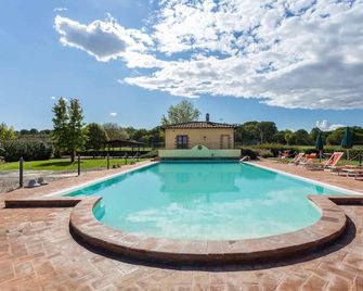 Farmhouse on Lake Trasimeno, entire structure 13 apartments - Castiglione del Lago - Zwembad
