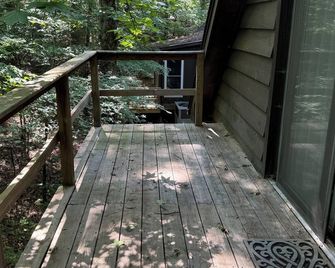 Tree Tops Cabin - Cozy Forest Hideaway - Caddo Gap - Balcony