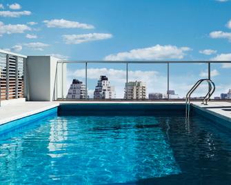 Dazzler by Wyndham Buenos Aires Polo - בואנוס איירס - בריכה