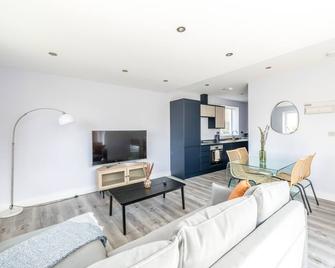 Pent House Apartment - Central - 6 Guests - Abingdon - Living room