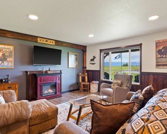 Newly Built Rustic Cabin w/ Mountain & Pond Views - Kalispell - Living room