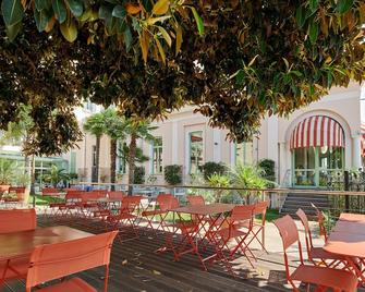 Hôtel Vacances Bleues Balmoral - Menton - Innenhof