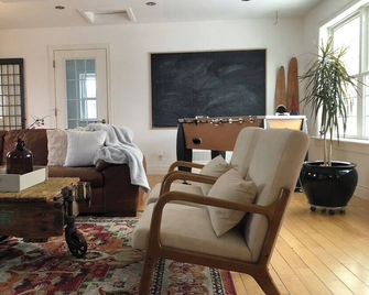 Luxurious Vacation Retreat in PEC w/ Pool, Sauna, Basketball court, pizza oven - Picton - Wohnzimmer