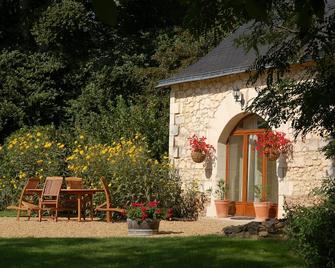 Luxury gites & B&B, near Saumur, in 18thC former wine estate, heated pool - Brion - Patio
