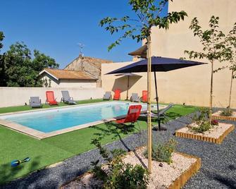 Charming Maison de Maitre with private pool in the village center - Quarante - Piscina