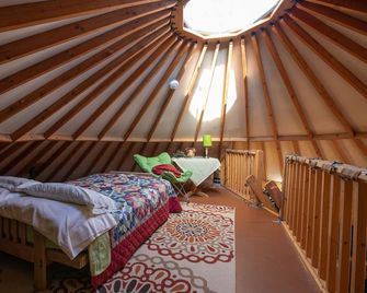The Aurora Yurt ~ A Deluxe Mountain Getaway Above Fairbanks With Great Views - Fairbanks - Ložnice