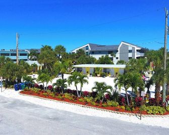 Tropical Breeze Beach Club - Holmes Beach