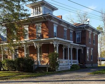 The Seneca at Red Brick Manor - Seneca Falls - Building