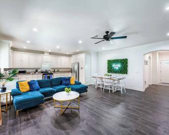 The Zen Home, 4 Bd Home, Game Room,1 Mile To Downtown Rs - Riverside - Living room