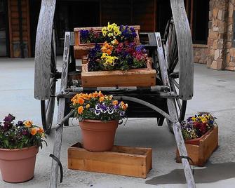 Western Riviera Lakeside Lodging - Grand Lake - Patio
