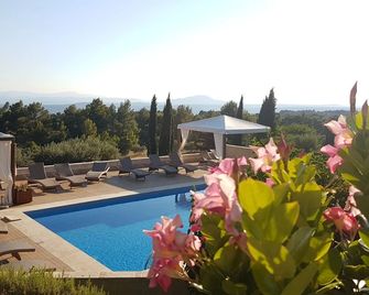 La Petite Auberge - Tourtour - Pool
