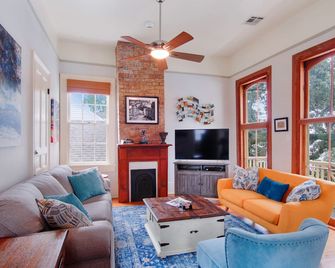 Treme Townhouse, elegant living, steps to the French Quarter - New Orleans - Wohnzimmer