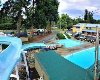 Riverside Resort - Poolside King Suite with Kitchenette - Qualicum Beach - Pool
