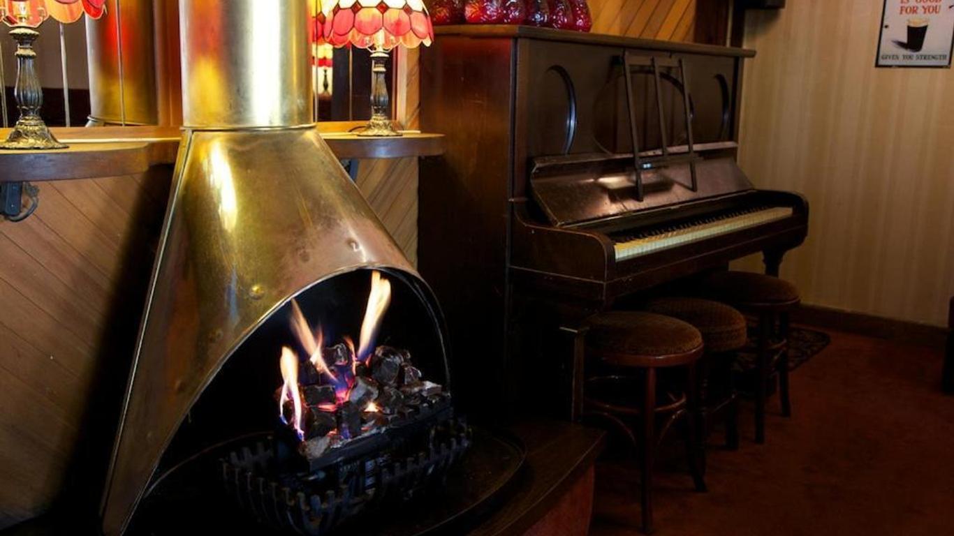 Tully's Hotel