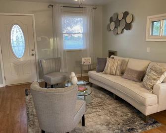 Stylish Cottage central to wineries, Natchez Trace, Buffalo River, Amish Country - Hohenwald - Sala de estar