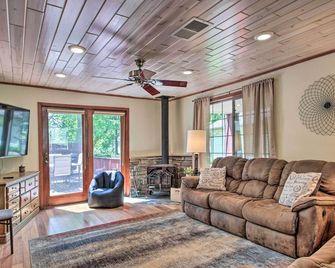 Retreat w/ Lake Access & Private Boat Dock! - Bemidji - Living room