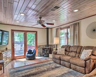 Retreat w/ Lake Access & Private Boat Dock! - Bemidji - Living room