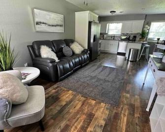 The Houston House: Convenient, Clean, and Newly Remodeled Home - Russellville - Living room