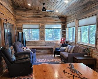 River Lane Retreat- nestled in the Beartooth mountains off the Chief Joseph Scenic Byway! - Silver Gate - Obývací pokoj