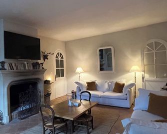 Mas la Solarie in the heart of the Cévennes with swimming pool and river access sleeps 10 - Thoiras - Wohnzimmer