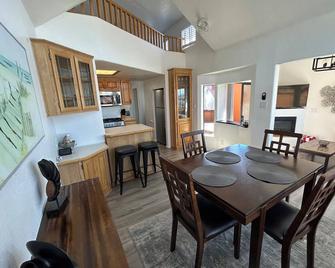 Ocean Cabin 22 With Private Hot Tub - Smith River - Comedor