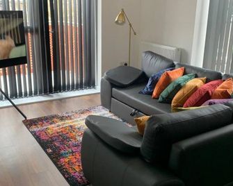 Spectacularly furnished two bed flat with balcony - Thurrock - Wohnzimmer