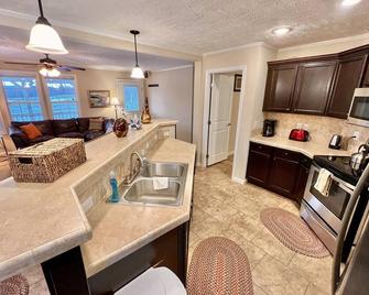NetZero 3 Bedroom Farmhouse on Blue Ridge Parkway - Floyd - Cocina