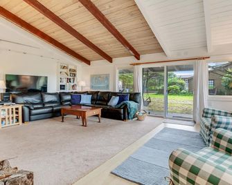 Dune Grass Cottage - Copalis Beach - Living room