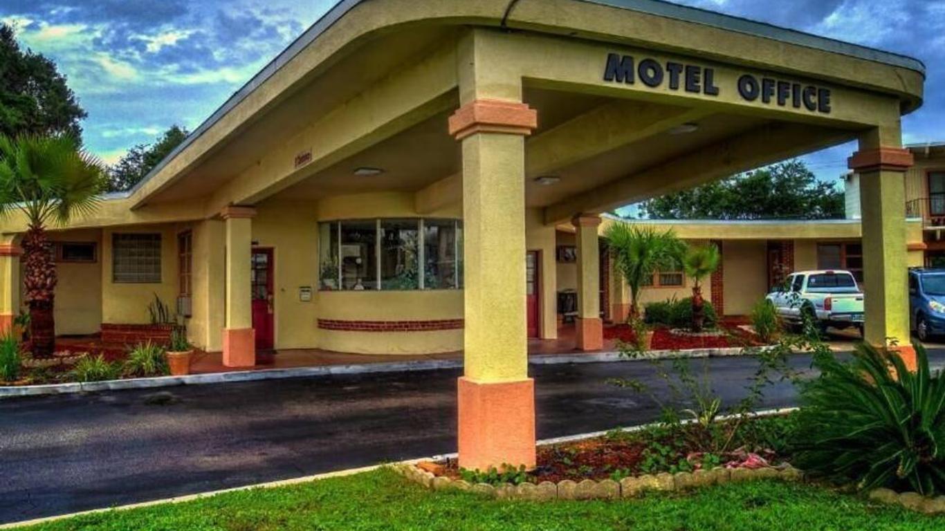 Nassau Holiday Motel