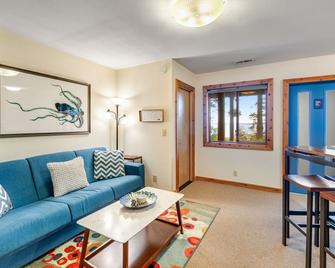 Charming dog-friendly retreat near beach with hot tub & large yard - Coupeville - Living room