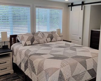 Tiny home with a water and mountain view. Amazing sunsets,Close to National Park - Port Angeles - Bedroom