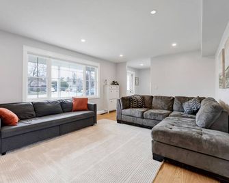 Exquisite summer retreat with heated pool - Kingston - Living room