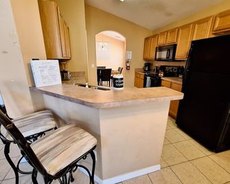 This 5 bedroom private rental villa is on the gated Davenport community of Solana, close to Disney and all other Orlando attractions. - Auburndale - Cuina