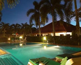 D&K Smiley Phuket Resort - Rawai - בריכה