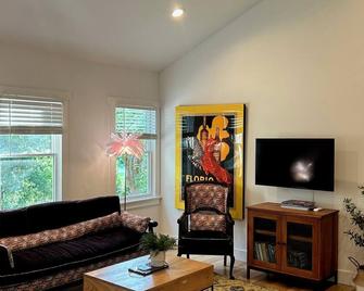 Cozy apartment in charming Carrboro, NC with WiFi, AC - Carrboro - Living room