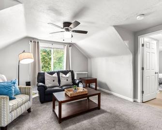 Great Location! 2br - King Bed - Private Laundry - Warren - Living room