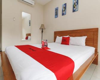 RedDoorz Plus near Cibubur Junction - Yakarta - Habitación
