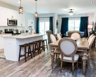 Luxurious 2BR Condo with Private Outdoor Patio - Forest - Comedor