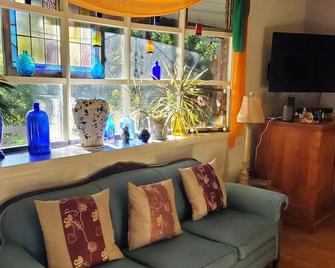 Lovely private home near Media Pa - Media - Living room