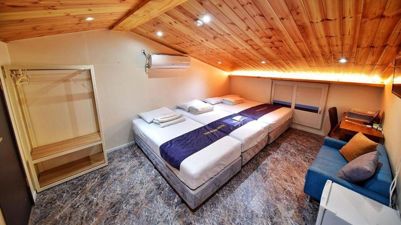 Roadhouse Myeongdong Guesthouse