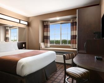Microtel Inn & Suites by Wyndham Pleasanton - Pleasanton - Спальня