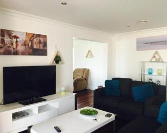 Yes Holiday Home - Beveridge - Living room