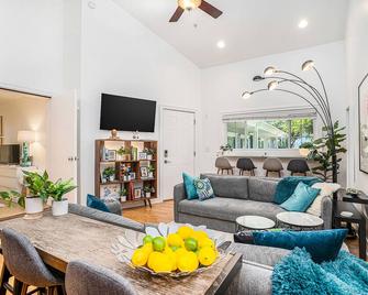 Hip, Cozy Garden & Lakeview Home w/Kitchenette, Furnished Patio, Great Location - Saugatuck - Living room
